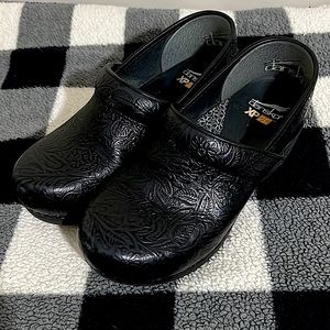 Women’s Dansko XP 2.0, black embossed leather